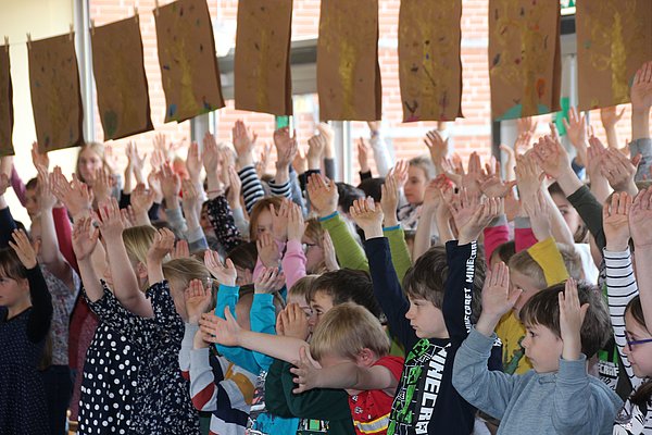 Begeistertes Puplikum beim Konzert in der Schule